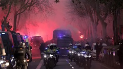 Fan Barca ném vỡ kính xe bus của Atletico